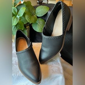 Faux leather fall/winter shoe. Excellent condition—worn once. Dress up/down!